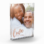 Bloque Para Fotos Superposición de escritura caligráfica de amor en<br><div class="desc">Una foto personalizada de recuerdo de boda con "amor" de papel de aluminio de cobre falso de moda en una elegante escritura caligráfica y fecha de boda en la esquina con un aspecto industrial romántico.</div>