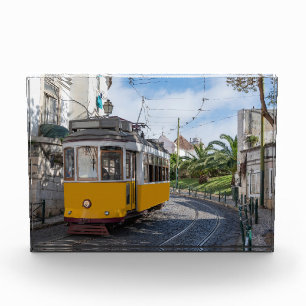 Bloque Para Fotos Tranvía amarillo retro en la calle en Lisboa, Port