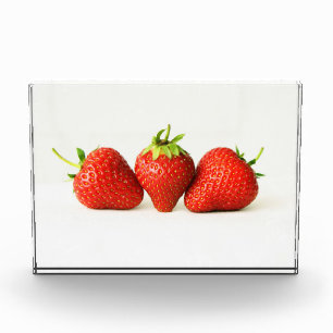 Bloque Para Fotos Tres fresas sobre pbcna blanca