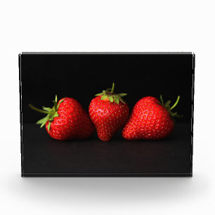 Bloque Para Fotos Tres fresas sobre pbcna negra