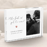 Bloque Para Fotos Un regalo de pareja recién involucrado Keepsake En<br><div class="desc">Un regalo moderno y sencillo para una pareja recién contratada. Fácil personalizable para recién casados,  así como sus nombres y fecha de celebración. Elegante rosa impreso de corazón dorado bajo caligrafía guiada leyendo LO MEJOR ESTÁ TODAVÍA POR VENIR con adorables flores de corazón.</div>