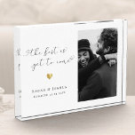 Bloque Para Fotos Un regalo de pareja recién involucrado Keepsake En<br><div class="desc">Un regalo moderno y sencillo para una pareja recién contratada. Fácil personalizable para recién casados,  así como sus nombres y fecha de celebración. Elegante elemento de corazón dorado impreso bajo caligrafía de guión leyendo LO MEJOR ESTÁ TODAVÍA POR VENIR con adorables florecimientos de corazón.</div>