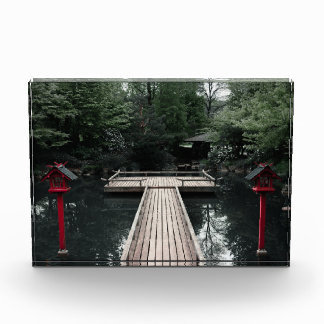 Bloque Para Fotos Wooden Pier framed by red Lanterns