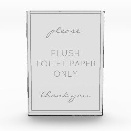 Bloque séptico del baño gris de la playa costera