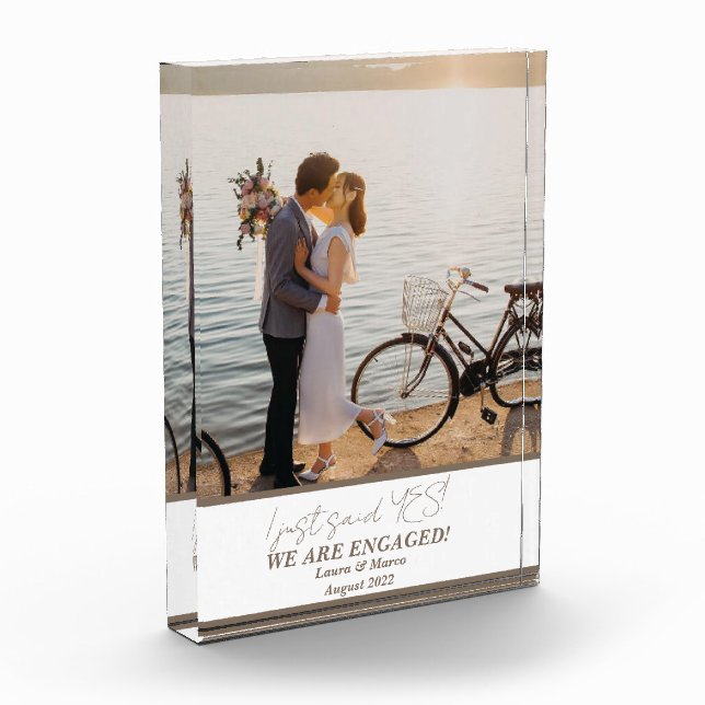 Bloqueo de fotos de la pareja de compromiso modern (Izquierda)