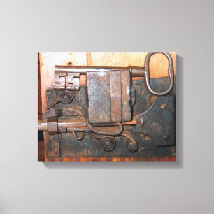 Bloqueo de puerta antigua y lienzo envuelto con ll