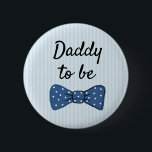 Blue Dad to be Bow Tie Botón Baby Shower<br><div class="desc">Papi azul para ser el botón de Baby Shower con el tema de la ducha de bebé</div>