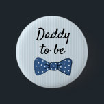 Blue Dad to be Bow Tie Botón Baby Shower<br><div class="desc">Papi azul para ser el botón de Baby Shower con el tema de la ducha de bebé</div>