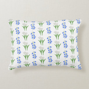 Bluebells y almohada acentuada de tulipanes blanco