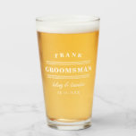 Boda blanca minimalista del padrino de boda<br><div class="desc">Perfeccione el favor para sus padrinos de boda donde usted puede personalizar el vidrio de cerveza con el nombre de su padrino de boda,  los nombres de los pares felices,  y la fecha del boda en un diseño minimalista de la tipografía en blanco.</div>