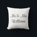 Boda Blanco "Lo hicimos" Monogramada Almohada<br><div class="desc">Esta almohada brillante de tiro blanco dice, "Sr. y Sra." con el nuevo apellido en la parte delantera, y "Lo hicimos" con la fecha boda de la pareja recién casada en la parte de atrás, lo que la convierte en una gran almohada de acento para la mesa boda, y la...</div>