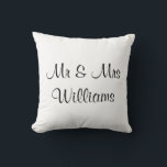 Boda Blanco "Lo hicimos" Monogramada Almohada<br><div class="desc">Esta almohada brillante de tiro blanco dice, "Sr. y Sra." con el nuevo apellido en la parte delantera, y "Lo hicimos" con la fecha boda de la pareja recién casada en la parte de atrás, lo que la convierte en una gran almohada de acento para la mesa boda, y la...</div>