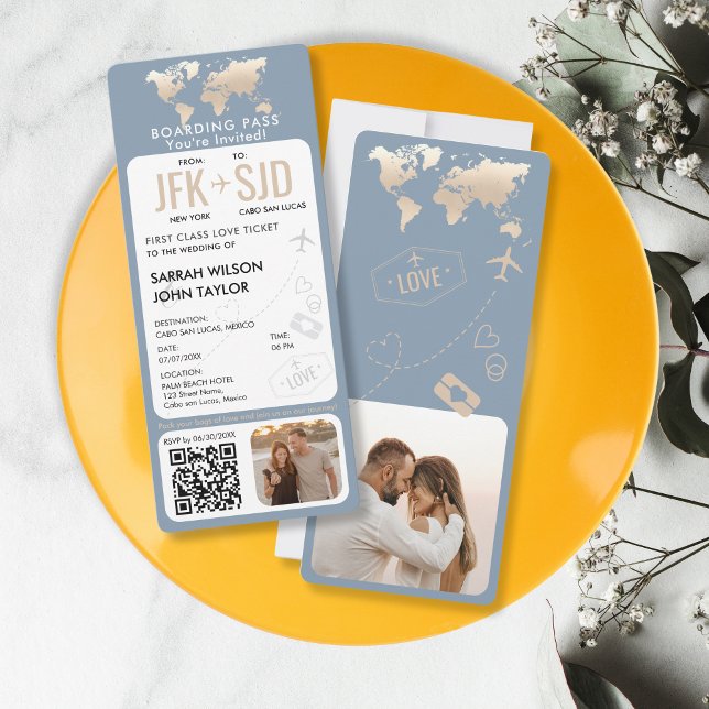 Boda de destino del billete de avión con tarjeta d (dusty blue vertical boarding pass wedding invitation with golden world map and a photo)