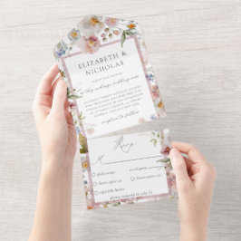 Boda De Flores Elegantes En Una Invitación