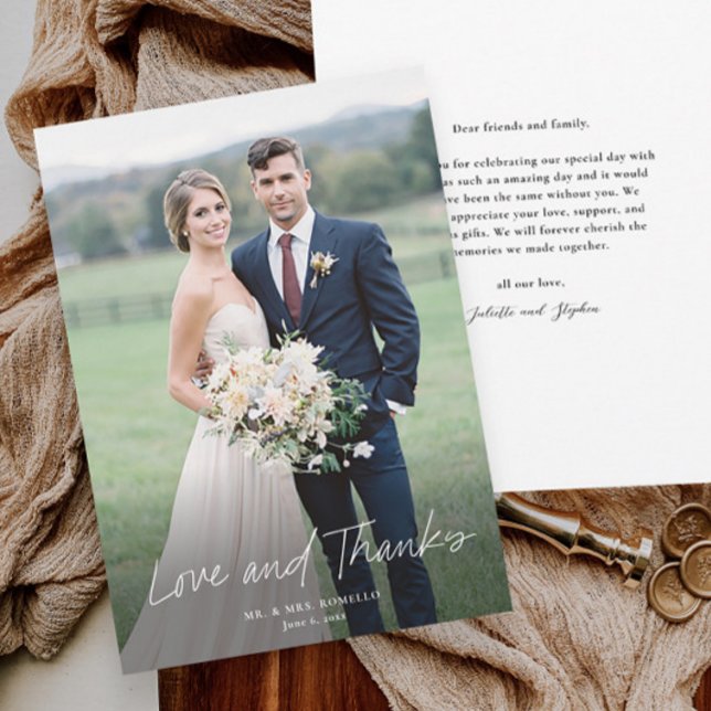 Boda de fotos de amor moderno y agradecimiento por (Elegant simple love and thanks script photo wedding thank you card with message from couple on back.)