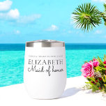 Boda de guión personalizado de honor<br><div class="desc">El vaso de vino de boda personalizado para tu fiesta nupcial incluye "criada de honor" en una tipografía elegante y clásica de caligrafía con el nombre de tu dama de honor debajo de una plantilla de texto donde puedes añadir el nombre de la novia y el novio y la fecha....</div>