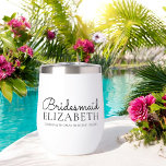 Boda de guiones de dama de honor personalizado<br><div class="desc">El vaso de vino de boda personalizado para tu fiesta nupcial incluye la "dama de honor" en una tipografía elegante y clásica de caligrafía con el nombre de tu dama de honor debajo de una plantilla de texto donde puedes añadir el nombre de la novia y el novio y la...</div>