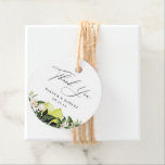 Boda De Lemones Botánicos Gracias Etiquetas De Fav<br><div class="desc">Elegante acuarela de limones botánicos,  disposición de hojas y flores,  boda gracias etiquetas de favor. "gracias" en la moda de la caligrafía negra con líneas para sus nombres y fecha del evento. La parte posterior de la etiqueta presenta un color azul polvoriento claro sólido.</div>