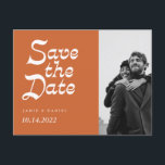 Boda de otoño retro moderna salva el anuncio de la<br><div class="desc">La invitación Save the Date, moderna y caprichosa, presenta un diseño sencillo y personalizable. El diseño muestra una fuente retro de los años setenta sobre un fondo naranja quemado y detalles mínimos para la estética moderna y contemporánea. Reemplace fácilmente la foto en la parte delantera del diseño y personalizar la...</div>