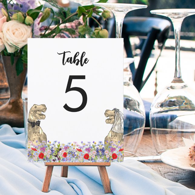 Boda de temas de dinosaurio (Dinosaur themed wedding T-Rex bride and groom and colorful wildflowers table number sign)