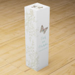 Boda de vino personaliza dos mariposas caja de vin<br><div class="desc">Hermoso arte gráfico de dos mariposas pintadas una mujer con una cola de torcedura con una caja de boda giratoria floral en verde azulado, marrón, crema, blanco y rosa. El diseño boda moderno forma parte del conjunto estacionario boda de mariposas. Ideal para regalar vino a los clientes en un boda...</div>