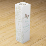 Boda de vino personaliza dos mariposas caja de vin<br><div class="desc">Hermoso arte gráfico de dos mariposas pintadas una mujer con una cola de torcedura con una caja de boda giratoria floral en verde azulado, marrón, crema, blanco y rosa. El diseño boda moderno forma parte del conjunto estacionario boda de mariposas. Ideal para regalar vino a los clientes en un boda...</div>