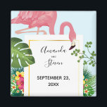 Boda Flamingo rosa moderna salva el imán de la fec<br><div class="desc">Una boda salva el imán de citas con un flamenco rosa lindo y caprichoso. Rodeado de hojas tropicales verdes y flores de hibisco rojas y amarillas. Un rectángulo con forma de rectángulo,  con un gradiente dorado en el centro.</div>