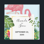 Boda Flamingo rosa moderna salva el imán de la fec<br><div class="desc">Una boda salva el imán de citas con un flamenco rosa lindo y caprichoso. Rodeado de hojas tropicales verdes y flores de hibisco rojas y amarillas. Un rectángulo con forma de rectángulo,  con un gradiente dorado en el centro.</div>