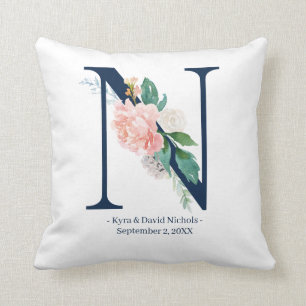 Boda floral azul marino Monograma almohada  N
