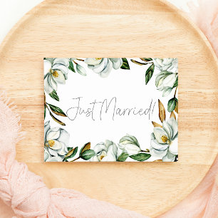 Boda floral de magnolia blanca recién casados