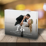 Boda Foto Pareja Minimalista Simple Lo Hago<br><div class="desc">Este diseño presenta un sencillo boda I Do de pareja fotográfica, nombres minimalistas modernos y limpios personalizados, un sencillo y sencillo estilo contemporáneo, un estilo tipográfico moderno, un diseño de estilo tipográfico caprichoso, personalizado de imágenes de pareja personalizado, una foto básica de pareja casada, un elegante regalo de elegancia simplista,...</div>