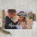 Boda fotográfico de caligrafía blanca moderna<br><div class="desc">Exprese su más sincera gratitud con nuestra impresionante tarjeta de agradecimiento de boda de fotos de personalizable, diseñada con elegante caligrafía moderna. Esta tarjeta ofrece una manera sofisticada y elegante de agradecer a sus invitados por compartir en su día especial. La tarjeta incluye un espacio designado para una preciada foto...</div>