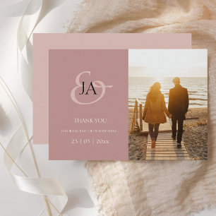 Boda fotográfico moderno en monograma rosado con p