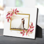 Boda Frames Easel Backs Photo Holder sin marco<br><div class="desc">Placa de tableta con un caballete empotrado presenta tu foto favorita acentuada con hermosas hojas y puntos de color rojo y oro. CAMBIAR la fecha al año actual o puede eliminarla o agregar más información. Ideal como regalo o para mostrar tu foto favorita en tu propia casa. Los colores de...</div>