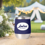 Boda Groomsman con estilo azul marino<br><div class="desc">Regale a su boda groomsman con este moderno y personalizado vaso de vino de acero inoxidable con su nombre en escritura estilizada dentro de un diseño ovalado y blanco. El color de fondo y el guión son azul marino. Personalice su vaso de vino editando y reemplazando el nombre por el...</div>