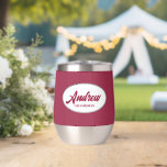 Boda Groomsman con estilo de color rojo<br><div class="desc">Regale a su boda groomsman con este moderno y personalizado vaso de vino de acero inoxidable con su nombre en escritura estilizada dentro de un diseño ovalado y blanco. El color de fondo y la escritura es un vino tinto. Personalice su vaso de vino editando y reemplazando el nombre por...</div>