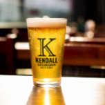 Boda Groomsman de monograma limpio Manly<br><div class="desc">El cristal de cerveza groomsman favorece la personalización con el nombre,  el papel y la fecha en un diseño tipográfico sin tonterías.</div>