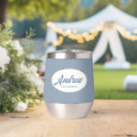 Boda Groomsman Dusty Blue Estilizado<br><div class="desc">Regale a su boda groomsman con este moderno y personalizado vaso de vino de acero inoxidable con su nombre en escritura estilizada dentro de un diseño ovalado y blanco. El color de fondo y el guión son azul polvoriento. Personalice su vaso de vino editando y reemplazando el nombre por el...</div>