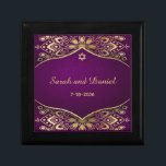 Boda judío con caja de oro Mandala en morado<br><div class="desc">Gold Mandala en Eggplant Purple con los nombres de la novia y el novio, así como la fecha de su boda. La caja de joyas es el lugar perfecto para mantener los anillos de los bodas antes y durante la Ceremonia, y se convierte en un querido keepsake para la pareja...</div>