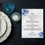 Boda Menú floros azules plateados elegante<br><div class="desc">Un menú boda elegante y glamuroso. Personalice y agregue sus nombres,  fecha y el menú boda. Fondo de aspecto falso plateado,  decorado con un polvo falso purpurina y flores azules.</div>