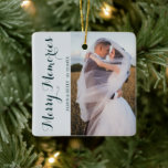 Boda Merry Recuerdos Foto Ornamento cerámico<br><div class="desc">Revive tu día de bodas cada Navidad mientras sacas este maravilloso ornamento de fotos para decorar tu árbol. Este hermoso ornamento cuadrado personalizado de Merry Recuerdos cuenta con un texto elegante y elegante para que usted pueda personalizar con los nombres de los recién casados y la fecha de su día...</div>
