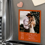 Boda moderna Salven el imán del Naranja fotográfic<br><div class="desc">Esta tarjeta magnética es una excelente manera de hacer saber a sus amigos y familiares que deben guardar la fecha para su próximo boda. Presenta un diseño simple, moderno, artístico y minimalista con una foto cuadrada sobre el fondo de una calabaza rojada naranja con texto blanco. La fecha se muestra...</div>