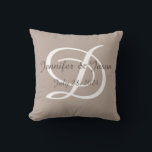 Boda o almohada de aniversario monogramada<br><div class="desc">Maravilloso regalo de bodas para recién casados o aniversario. Personaliza con sus nombres y fecha de boda. Disponible en diferentes tamaños y materiales.</div>