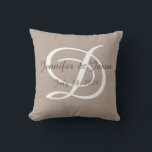 Boda o almohada de aniversario monogramada<br><div class="desc">Maravilloso regalo de bodas para recién casados o aniversario. Personaliza con sus nombres y fecha de boda. Disponible en diferentes tamaños y materiales.</div>