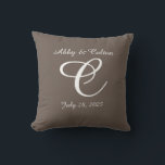 Boda o almohada de aniversario monogramada<br><div class="desc">Maravilloso regalo de boda para recién casados o regalo de aniversario. Personaliza con sus nombres y fecha de boda. Disponible en diferentes tamaños y materiales.</div>