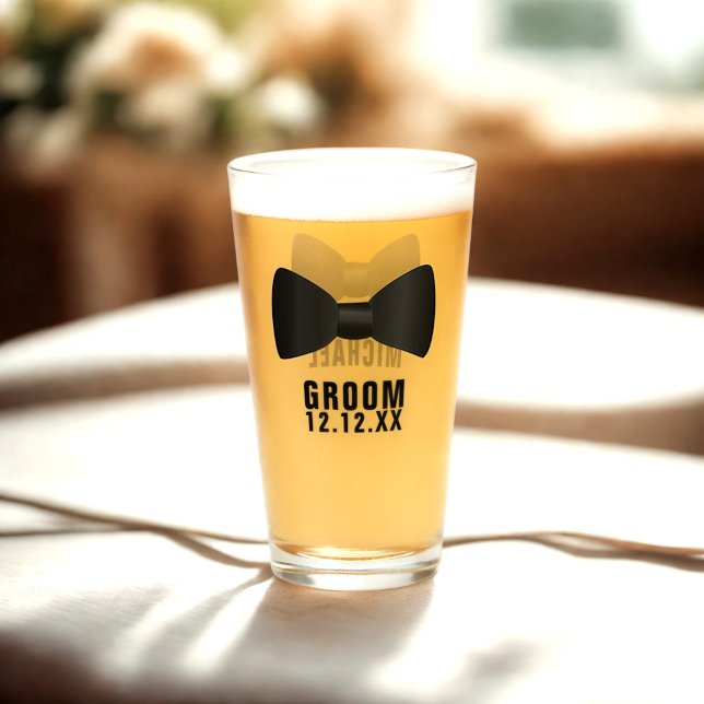 Boda personalizado Groom Bow Tie Glass Tumbler (For your bachelor party! Add their name and your wedding date to this fun black bow tie glass)