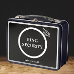 Boda Ring Security Ring Bearer Diamond<br><div class="desc">Presentamos el accesorio perfecto para tu día de boda - la caja de seguridad de anillo para tu portador de anillo! Nuestro elegante diseño en blanco y negro, con un anillo de diamante brillante y un nombre personalizado, le asegurará el aspecto de su portador de anillo. Ya sea que esté...</div>