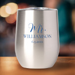Boda simple Sr. Mrs. Names Date Personalizado<br><div class="desc">Hermoso vaso de vino o café para que la pareja boda conmemore su día especial. Diseño característico Mr. en el frente (pero fácilmente cambiar a Mrs. Personalize añadiendo nombres y fecha. También puede cambiar fácilmente los colores del tipo de letra. Hace un boda perfecto o un regalo de aniversario.</div>
