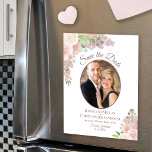 Bodas de Rosas de Boho Rosado Salven el imán fotog<br><div class="desc">Estas bellas tarjetas magnéticas ahorran las tarjetas de cita son una manera maravillosa de hacer que sus amigos y familiares sepan de su próximo boda. El diseño rústico de la moda boho muestra tu foto en un marco ovalado rodeado por un riachuelo de rosas acuáticos pintado a mano y flores...</div>