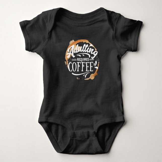 Body Para Bebé ADULTO REQUIERE CAFÉ - Camiseta AMANTE EL CAFÉ (Anverso)